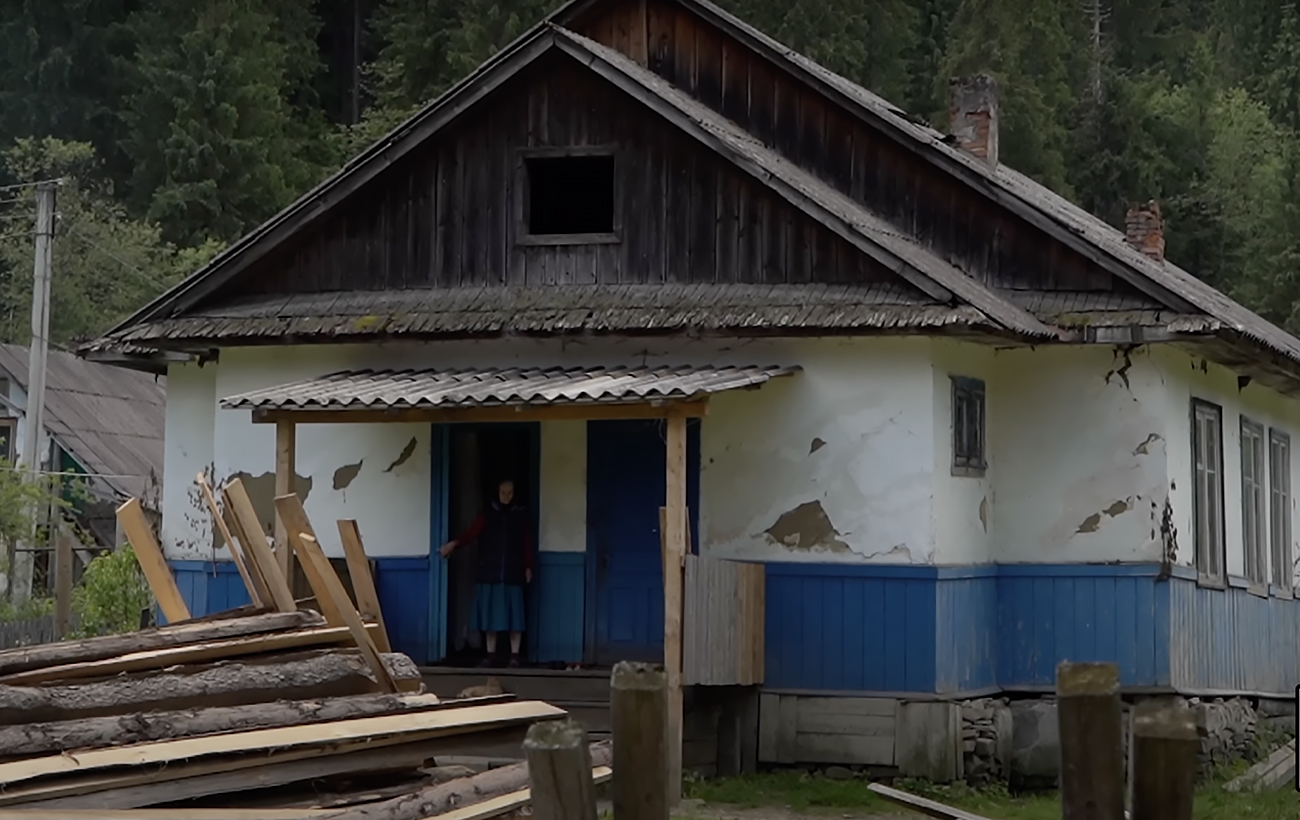 Рабочий лагерь для "тунеядцев". Как живет самое бедное село Карпат и что о нем известно (видео)